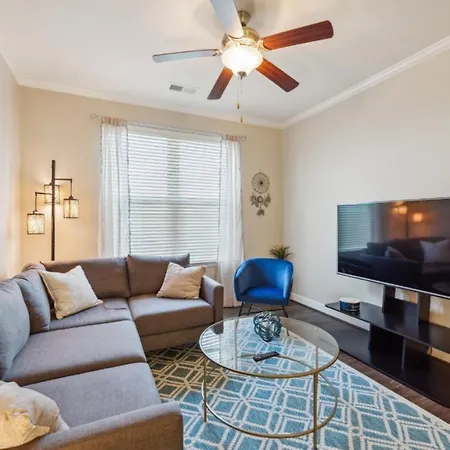 Stylish 1 Bedroom Apartment W Movie Theater